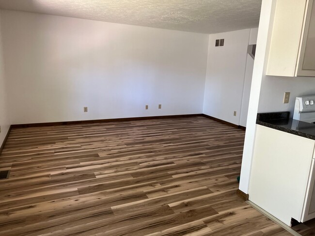 Building Photo - 4 Bedroom, 1.5 Bathroom Duplex on Blooming...