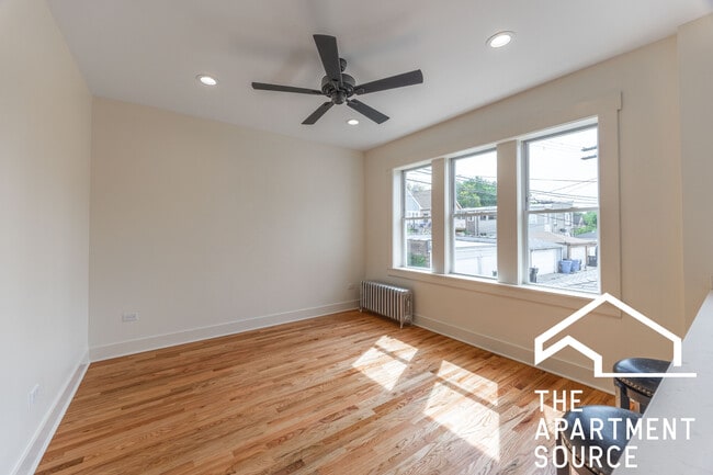Building Photo - 3349 W Balmoral Ave