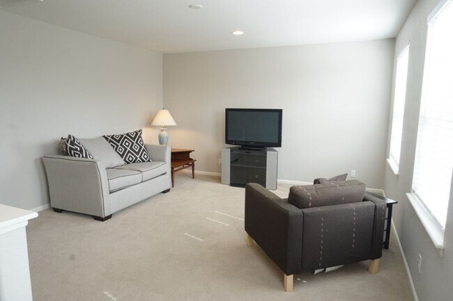 Building Photo - Partially Furnished (or unfurnished) Singl...