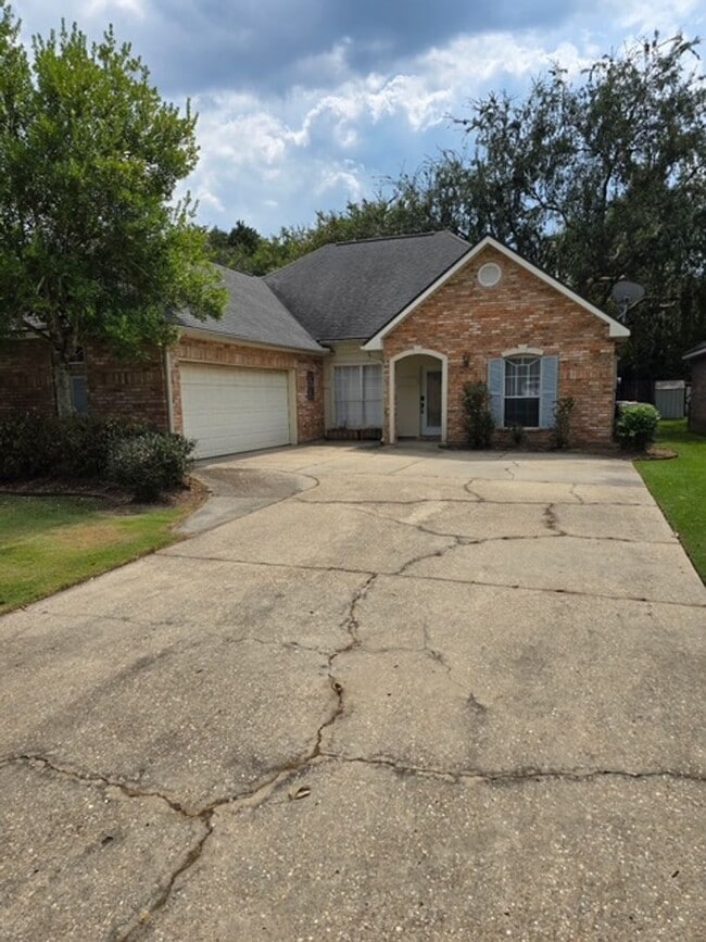 Building Photo - 3 bed 2 bath
