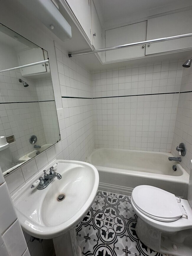 Building Photo - Vintage 1 bedroom unit - close 2 transportation.