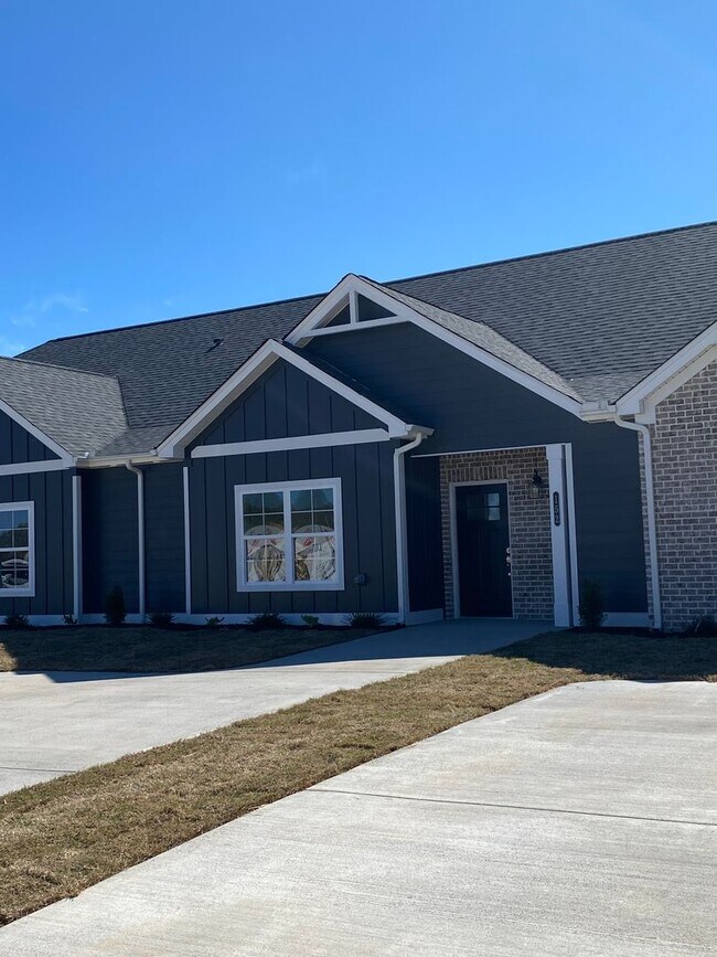 Building Photo - Like-New Home