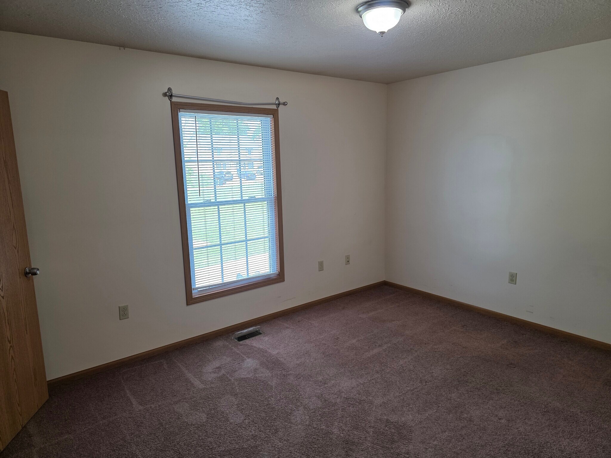 Building Photo - 1003 S Riggen St