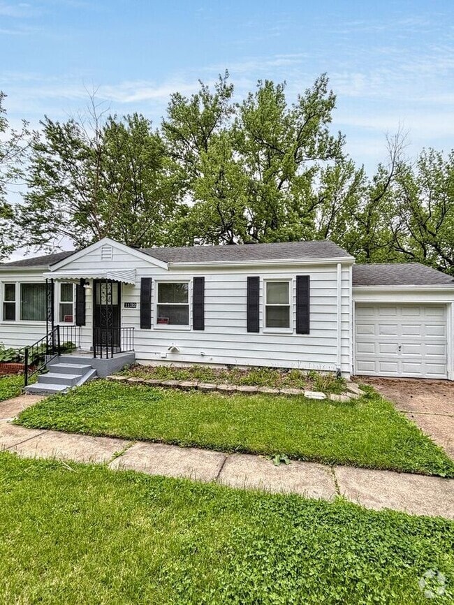 Building Photo - Charming 3-Bedroom Home with Fenced Yard a...
