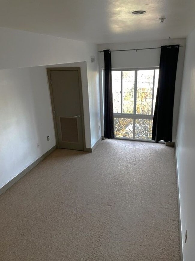 Building Photo - Modern Top Floor Condo with Views, Secured Building & Parking - Water,Sewer,Garbage Included!