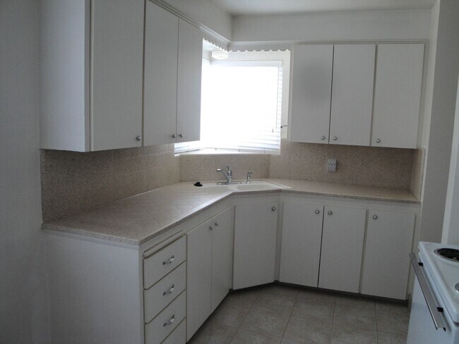 Building Photo - 3 Bedroom Home Near Sugarhouse!