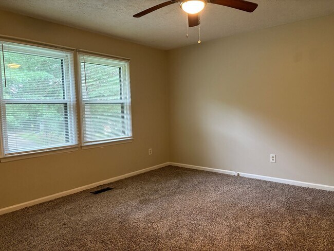 Building Photo - 3 Bedroom, 1 Bathroom House in Winston-Salem!