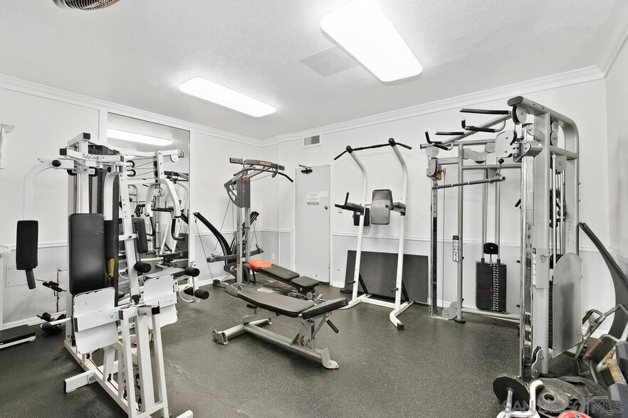 weight room - 4082 Valeta St