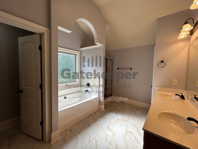 Building Photo - 124 Village Pl