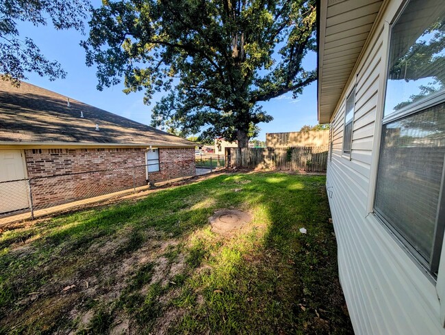 Building Photo - 1620 E 40th St