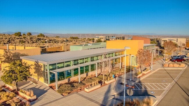 Building Photo - Stunning 3 Bedroom 2 Bathroom, 2 Car Garag...