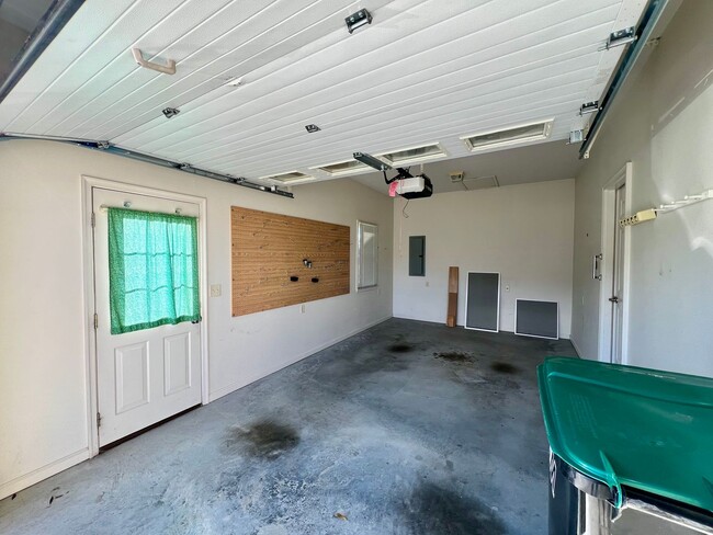 Building Photo - Large duplex with a screened in porch, gar...