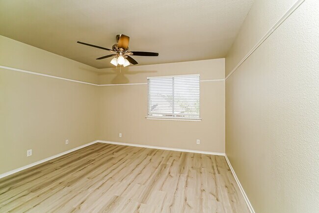 Building Photo - 552 Foxford Run Dr