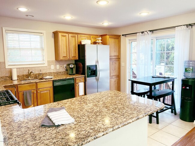Building Photo - 219 Satinwood Dr