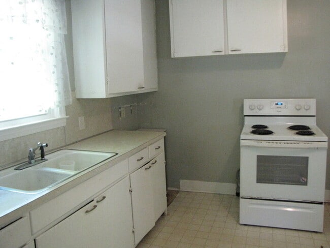 Building Photo - 415 Hugo St