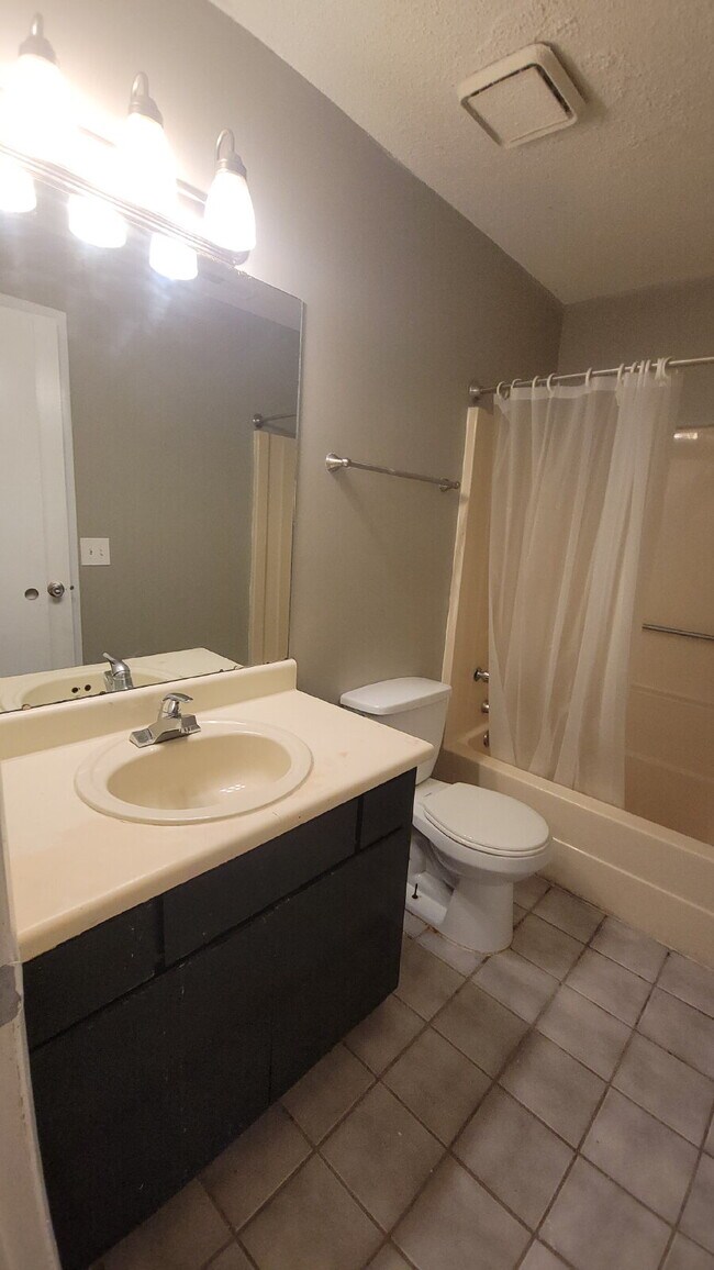 Building Photo - "1 month free.  Section 8 accepted. 1-Bedroom Retreat with Full Bath in Huntsville's Heart!"