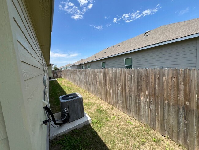 Building Photo - Luxury Duplex 3/2 in Seguin