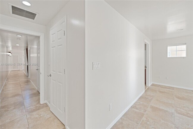 Building Photo - 819 SW 7th Ave