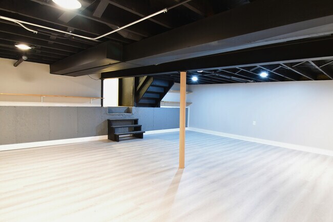 Building Photo - 515 N La Londe Ave