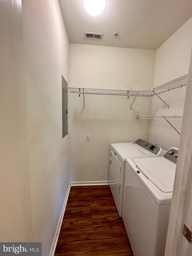 Building Photo - 3902 Fullerton Ct