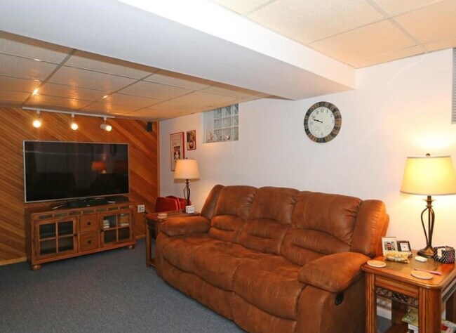 Building Photo - 2 Pine Hill Dr