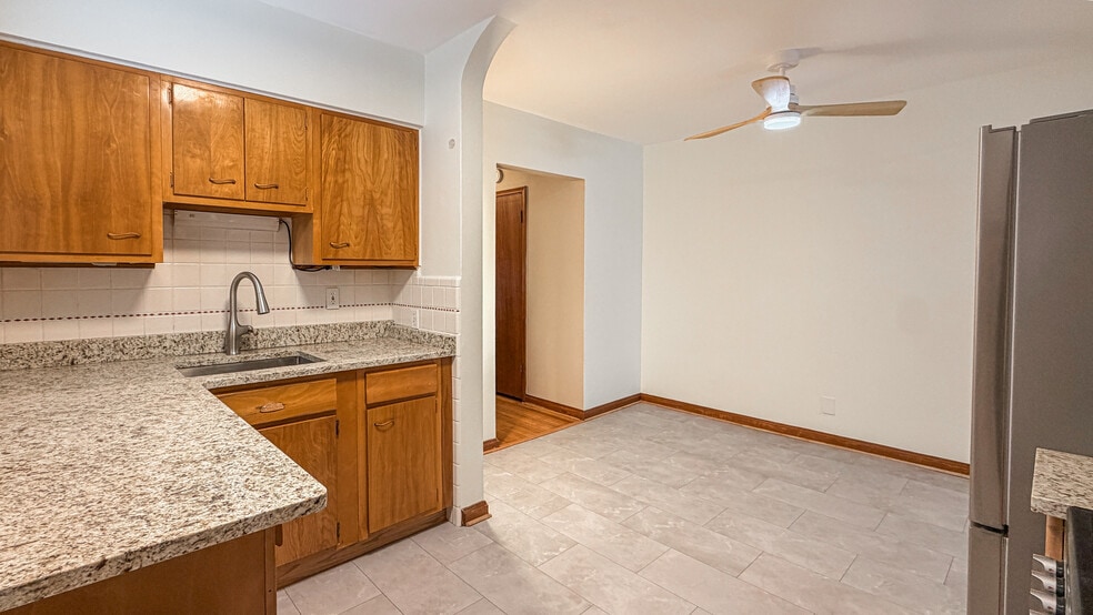 Building Photo - 5819 Jamieson Ave