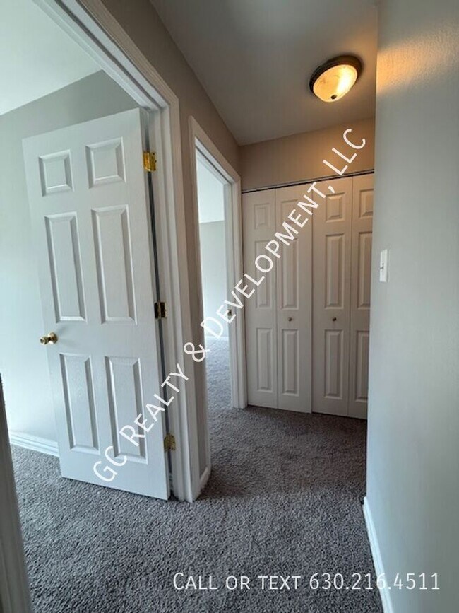 Building Photo - 735 Hill Dr