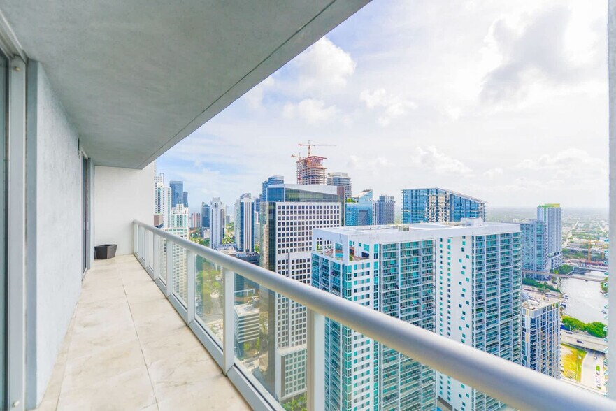 Building Photo - 485 Brickell Ave