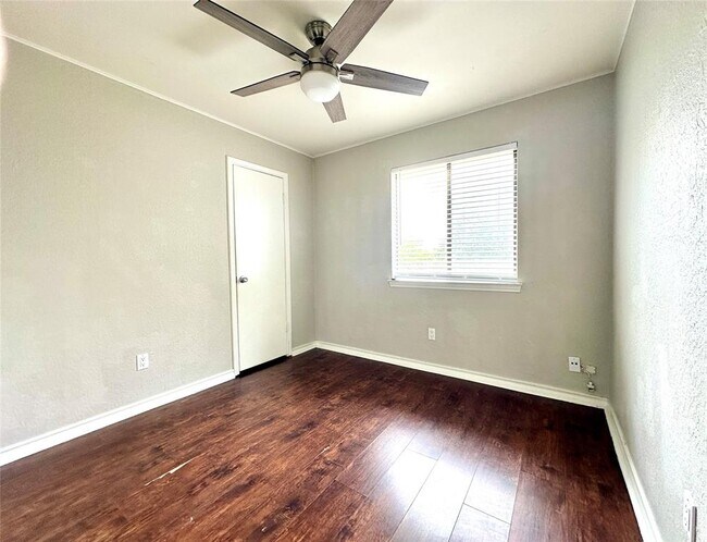 Building Photo - 2213 Margalene Way