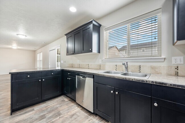 Building Photo - 1860 E Adelaide Dr