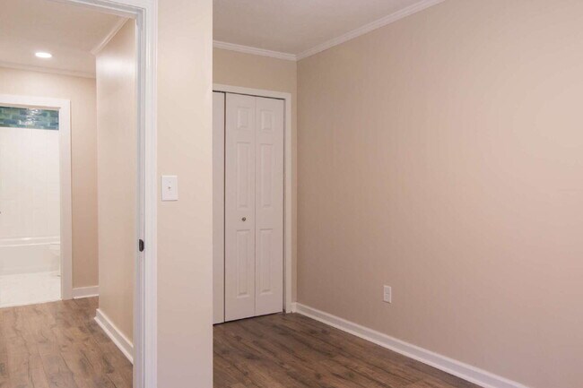 Building Photo - Charming Remodeled 3-Bed/1-Bath Home on 1 Acre — Ideal for Grad Students, Pros, or Game-Day Retre...