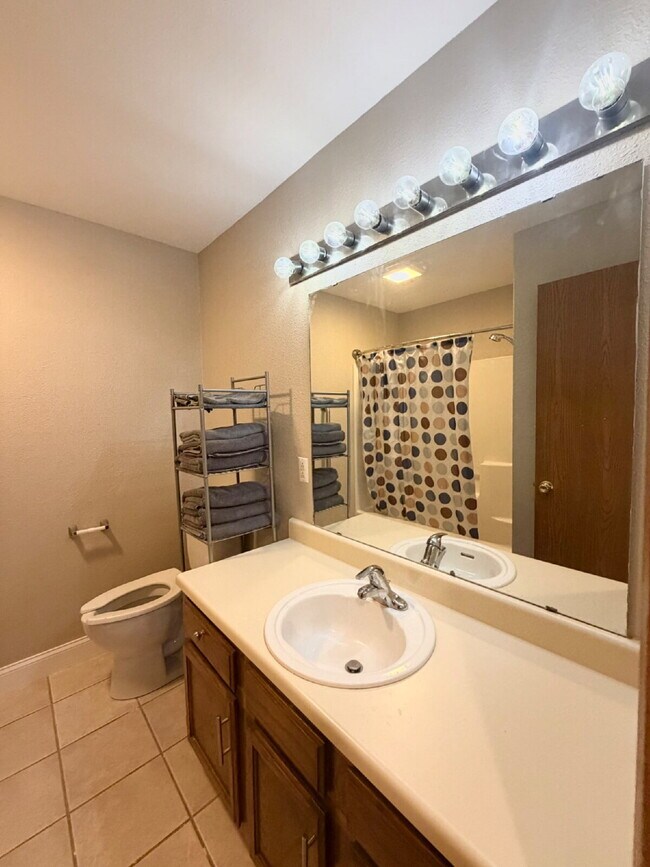 Building Photo - FULLY FURNISHED 2Br / Ground Floor Condo