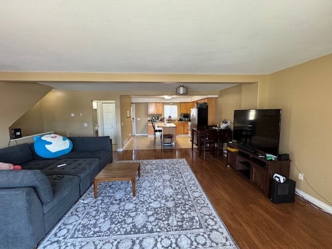 Building Photo - 3 bedroom, 2.5 bath