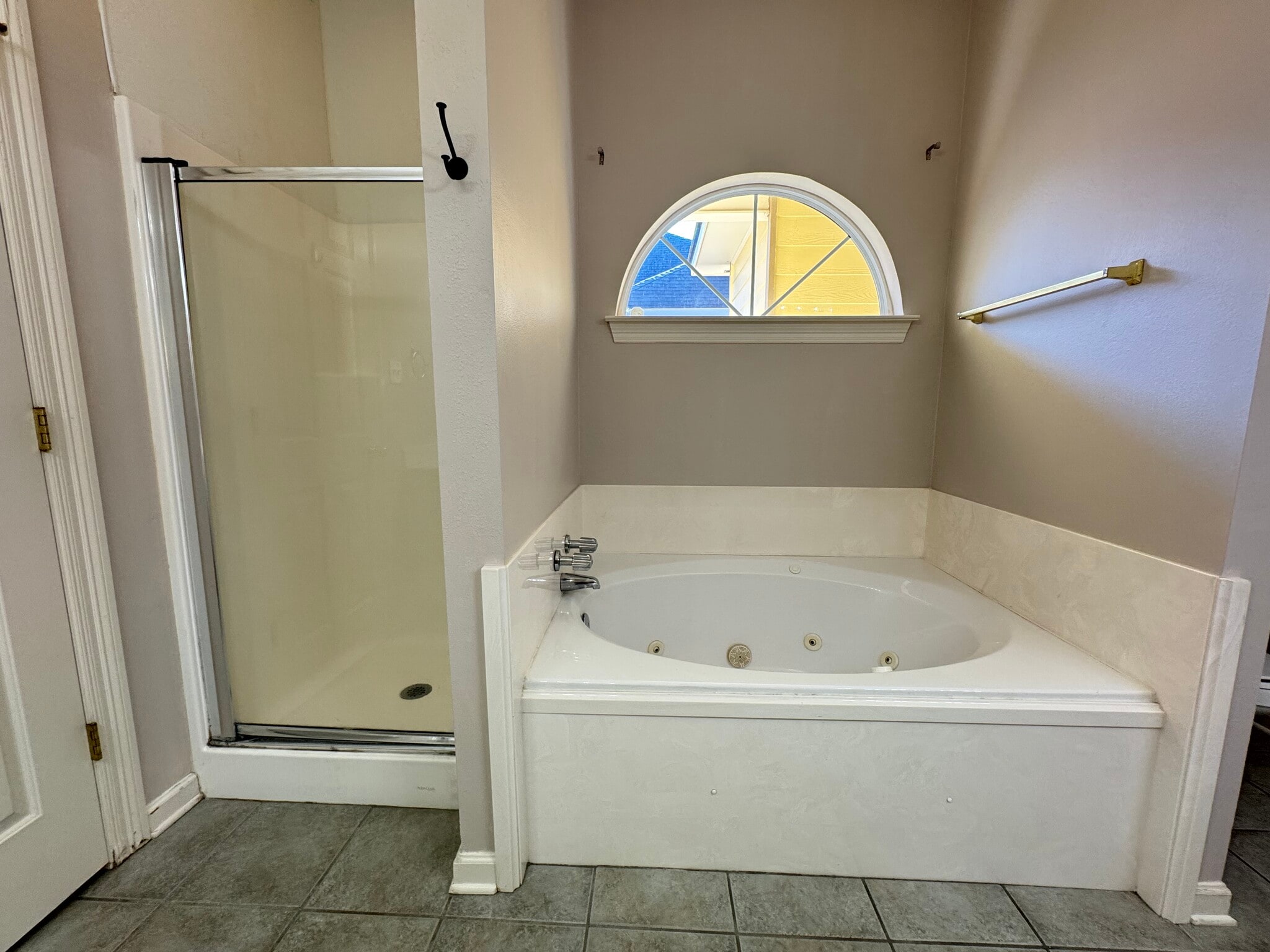 Building Photo - 5578 Arialo Dr