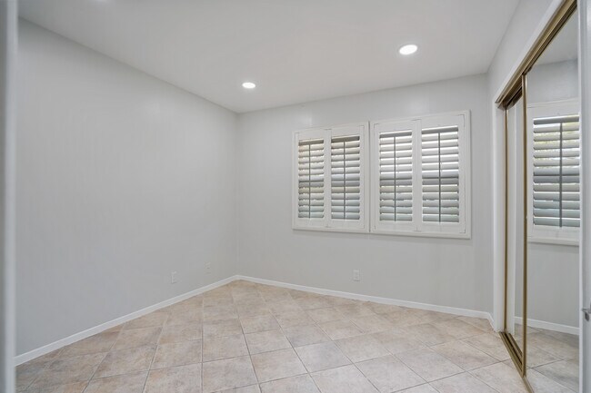 Building Photo - 7055 Avenida Leon