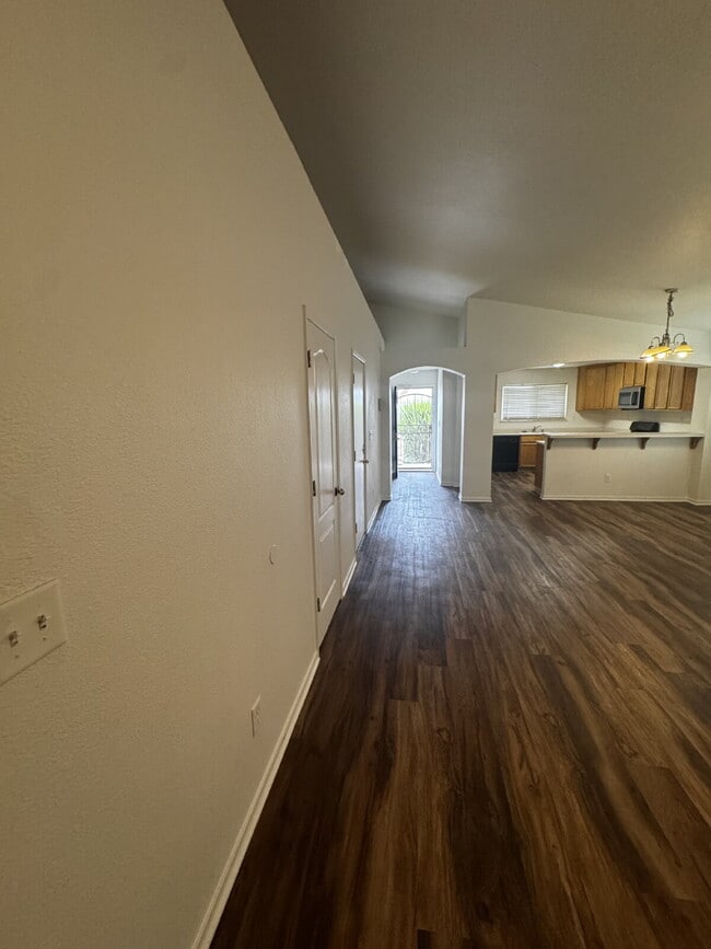 Building Photo - 3-bedroom, 2-bath home in the desirable Beachwood area of West Merced