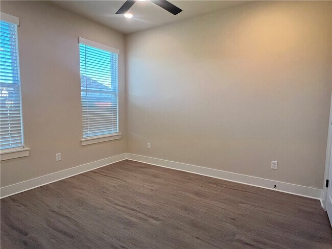 Building Photo - 970 Moksha St
