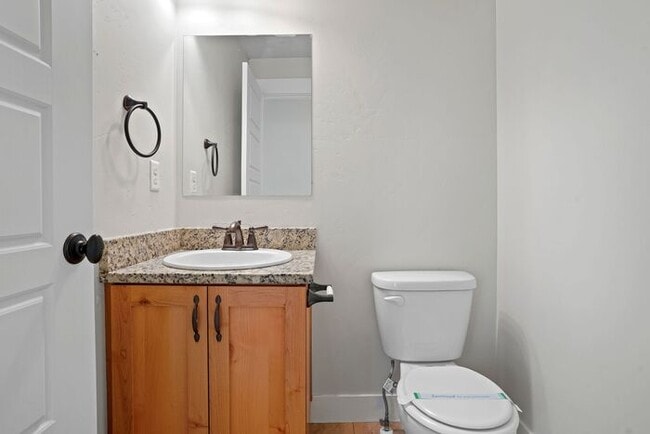 Building Photo - Spacious 3 Bed 3.5 Bath Townhome in Murray...