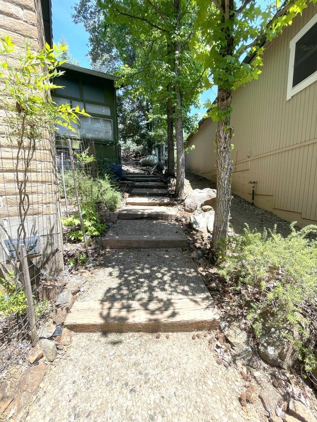 Building Photo - Cozy Apartment-All utilities paid in Lake ...