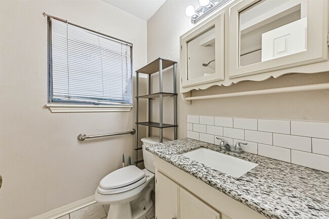 Building Photo - 6425 N Ridgecrest Dr