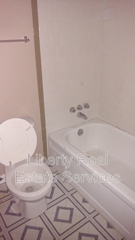 Building Photo - 129 Rolland St