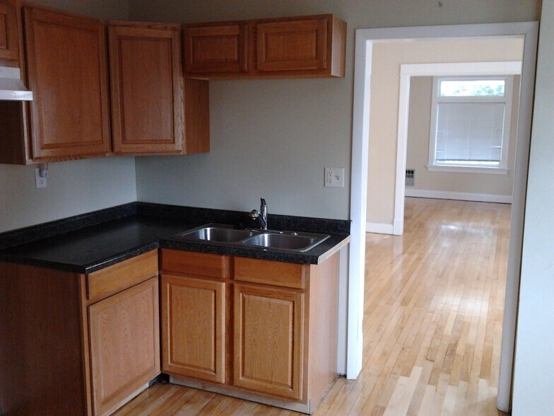 Building Photo - 1821 E 6th St