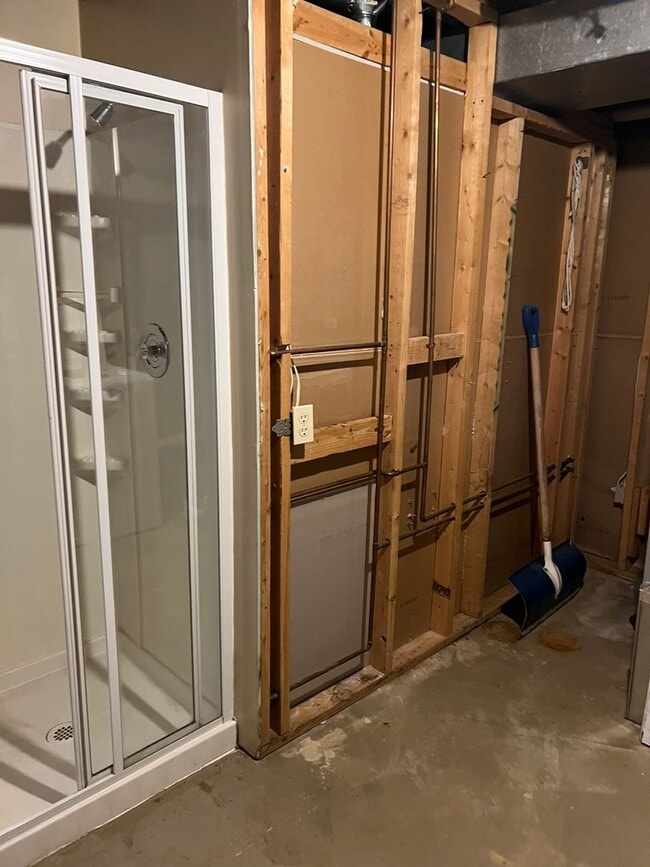 Building Photo - Renovated End-Unit Ready to Move-In