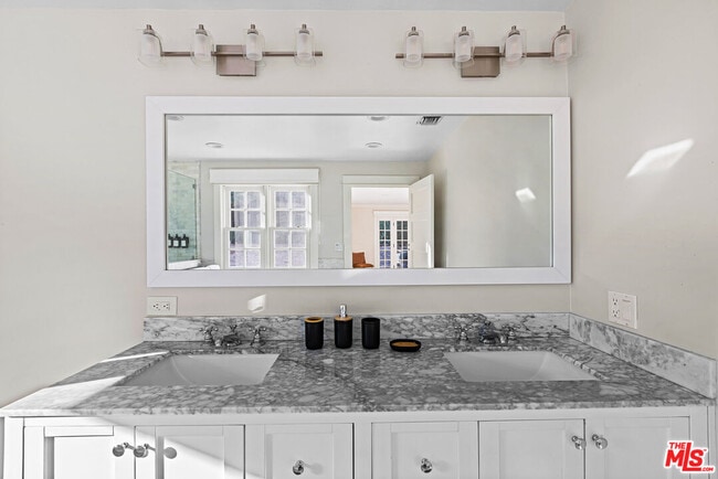 Building Photo - 9520 Gloaming Dr