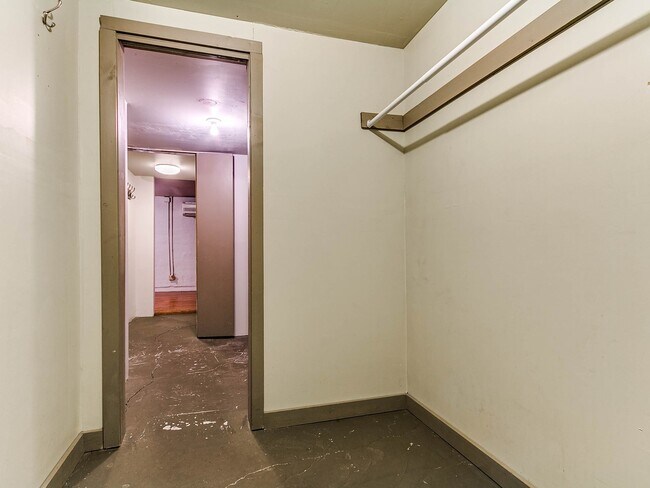 Building Photo - Unique with a Artsy Flare    1Bed + Flex Room /1.5 Bath in Edgemere Park