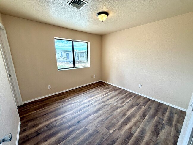 Building Photo - Cute 3 Bedroom 2 Bathroom House in Hualapa...