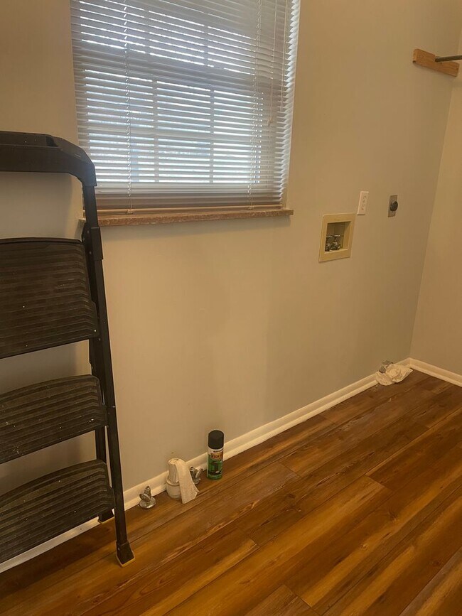 Building Photo - Knoxville 37918 - 3 bedroom, 1.5 bath home in Halls - Contact Lisa Vineyard and Shannon Russell (...