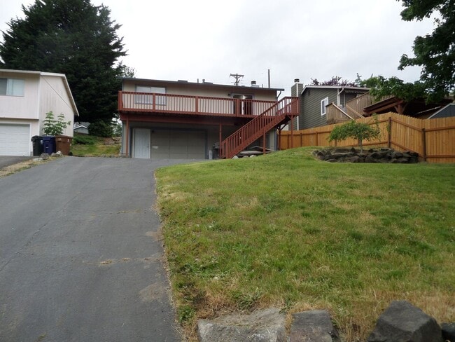 Building Photo - Great 3-Bedroom Duplex in North Tacoma - T...