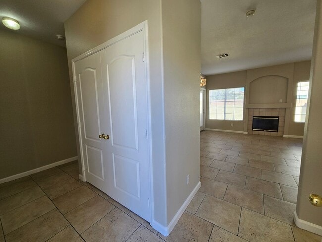 Building Photo - Beautiful 2 Bedroom Condo with Garage!