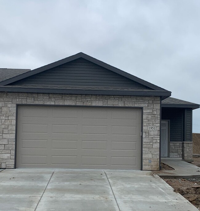 Building Photo - Brand New 3 bedroom/3 bath ranch townhome